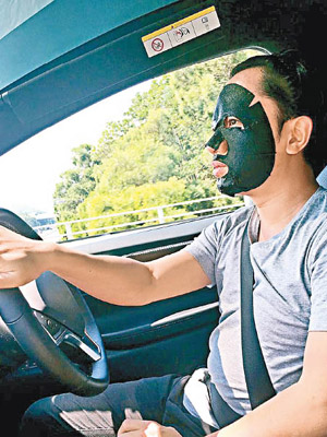 王祖藍以「黑面神」造型駕駛，有網民質疑此舉或會影響道路安全。