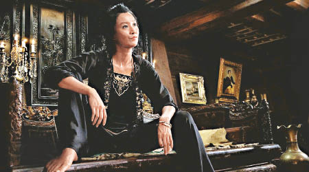 陳法拉為角色放下淑女形象，坐姿豪邁。