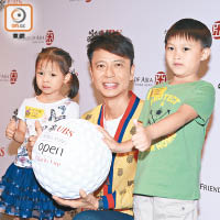 李克勤出席「瑞銀香港高爾夫球公開賽慈善盃」發布會與小朋友合照。