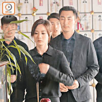 朱晨麗、譚俊彥一臉嚴肅拍致祭戲。