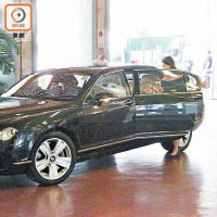 名車司機接送<br>10月9日<br>「禾稈冚珍珠」的Mandy由司機駕駛價值約500多萬的豪華靚車接載。