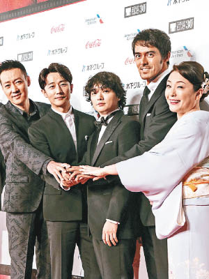 陳凱歌的新作獲邀參與東京電影節開幕儀式，辛柏青（左起）、黃軒、染谷將太、阿部寬及松坂慶子齊現身。