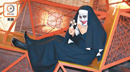 黃建東以小丑Crossover修女造型出巡。