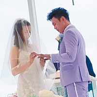 天翔與太太在沖繩教堂內行禮。