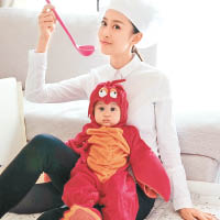 楊愛瑾把囝囝打扮成龍蝦，造型可愛。