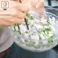 安俊豪將豆腐、鯪魚肉和葱等材料混和，並下鑊隔水蒸。