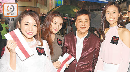 趙詠瑤（左起）、郭奕芯、夏雨及曾淑雅在街頭宣傳新片。