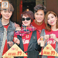 胡鴻鈞（左起）、謝雪心、馬國明、黃智雯到屋邨宣傳。