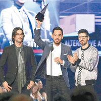 Linkin Park三位成員獻獎悼念主音。（美聯社圖片）