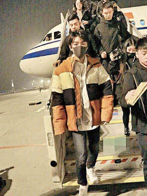 王俊凱@TFBOYS人氣爆燈，落機都吸引機師隔窗影他。