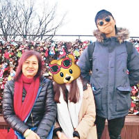吳業坤早前與母親及妹妹到韓國旅行。