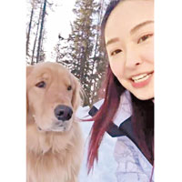 陳瀅在雪地與狗狗自拍。