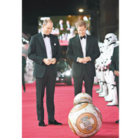 兩位王子與BB-8 Say Hi！（美聯社圖片）