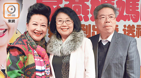 薛家燕（左）獲家姐及姐夫撐場。