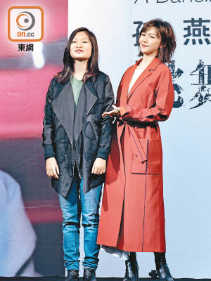 孫燕姿（右）親手為歌迷穿上自家設計的風褸。