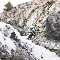 張靜初首次攀登陡峭濕滑的冰山，有板有眼。