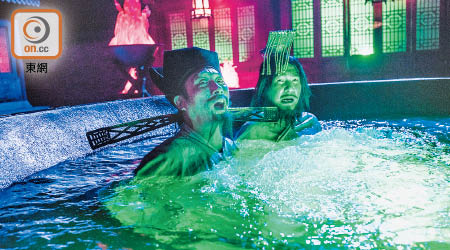 吳鎮宇（左）與方中信呢場「落油鑊」戲，要拍出被「炸」勁熱的效果，事實上二人卻凍到震。