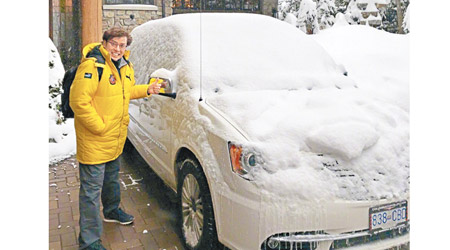 譚詠麟出門遇大雪，但卻無損心情。