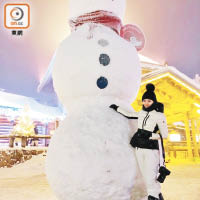 文詠珊與巨型雪人合照。