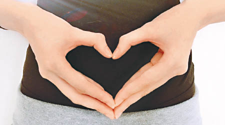 翠翠在社交網上載做心形手勢的照片。
