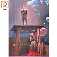 楊千嬅與站於高台的余文樂合唱。