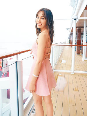 壽星女鄧以婷穿上粉紅色裙仔，大晒青春活力。