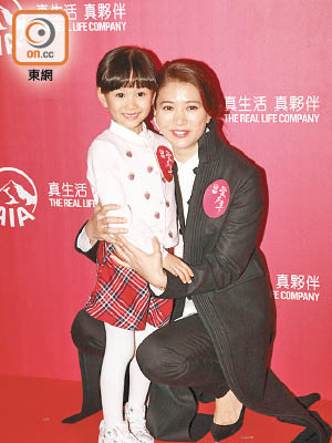 袁詠儀與小演員合作愉快。