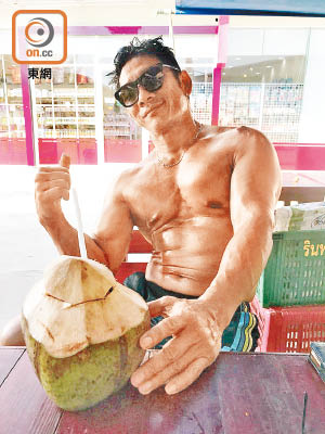 60歲的杜德智，操得一身朱古力肌。