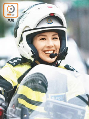 千嬅在MV扮女警，「方麗娟」返嚟囉！