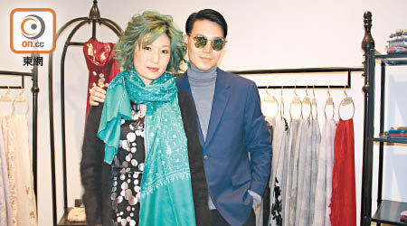 郭慶彬與黎虹讌示範如何披搭圍巾。