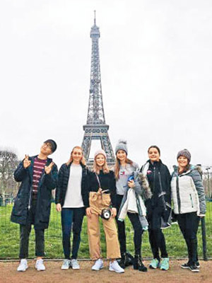 冧女高手坤坤連外籍少女都氹得掂，在巴黎鐵塔下合照。