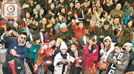 黃浩然與《平安谷》演員落區宣傳，大受市民歡迎。