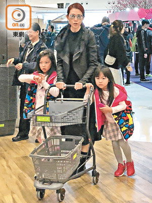 蔡少芬與兩女兒推着購物車在超市穿梭。