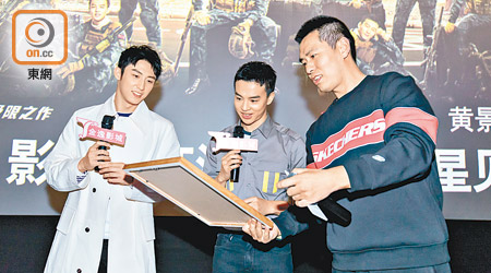 演員黃景瑜（左起）及尹昉等到戲院謝票。