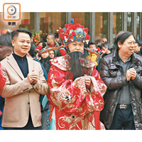 亞視老闆鄧俊杰（左）和吳雨齊齊與財神合照。