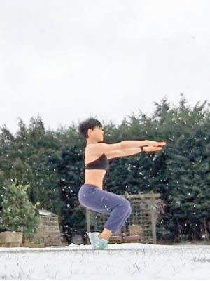 當日只得零下4度，劉美君在表哥屋企花園外穿運動Bra Top做瑜伽。
