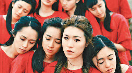 陳輝陽招募了28位女生在作品展演繹他的歌。