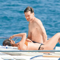 Selena穿三點式躺在船上與男友人吹水。（東方IC圖片）