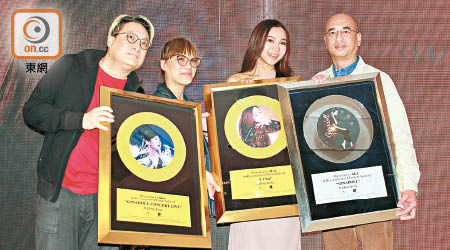 環球董事總經理黃劍濤（右）率領高層及監製舒文（左），頒發金及白金唱片給AGA。