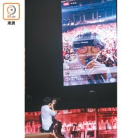 開騷期間，盧廣仲與全場歌迷玩直播。