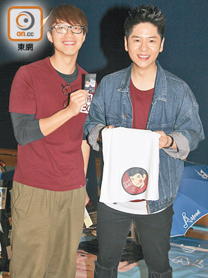 吳業坤（左）及許廷鏗為「饑饉三十」義賣自家產品。