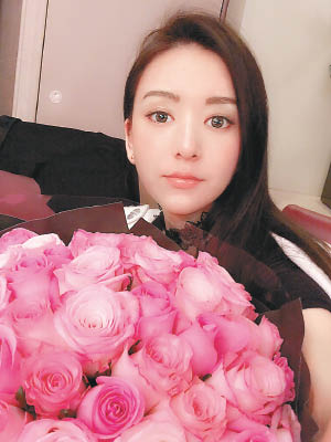 方媛捧着一大束粉紅色玫瑰花的自拍照，網民紛紛讚好！