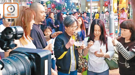 金剛與小儀在鬧市搵途人試食。