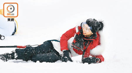 Angelababy玩到瞓雪地。