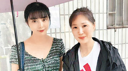 范冰冰（左）化身為清純小姑娘，獲網民讚造型百變。