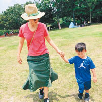 徐若瑄與兒子暢遊公園，拖住「前世情人」好Sweet啊！