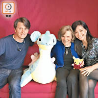 Sharon（右起）、Dr. Sylvia聯同Pokemon Go創辦人John Hanke，合辦捉精靈執垃圾活動。