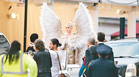 Katy Perry因老爺車死火，頓變被困凡間的天使。（東方IC圖片）