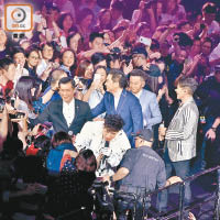 五子邊唱邊跟Fans握手，氣氛熱烈。