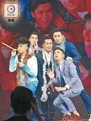 古巨基（左起）、劉愷威、古天樂、何遠恒及吳家樂在台上擺出當年的甫士。